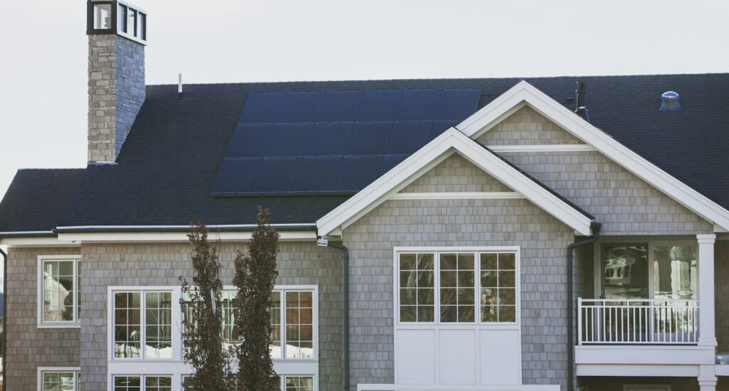 Panneaux solaires sur le toit d une maison a Neuchatel Suisse